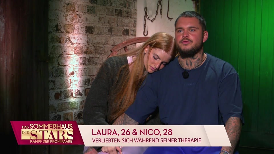 Clipbild: Laura macht vor laufenden Kameras einen Schwangerschaftstest