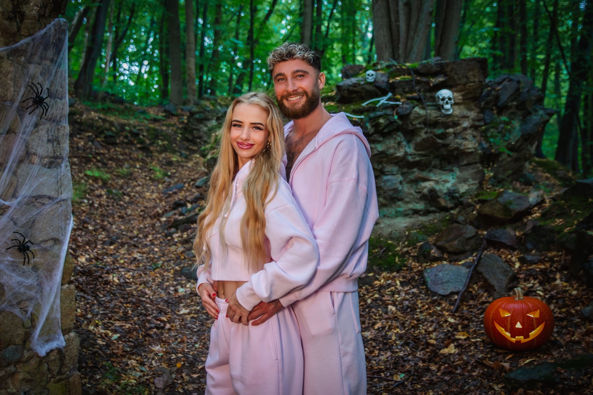 Lena Goldstein und Umut Tekin gemeinsam im Halloween-Camp der CoupleChallenge, vollständig im Originalbild zu sehen.