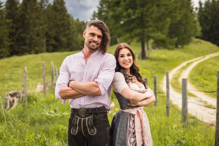 Alisa (Forsthaus Rampensau) mit dem Forsthaus-Team auf vollständigem Originalfoto