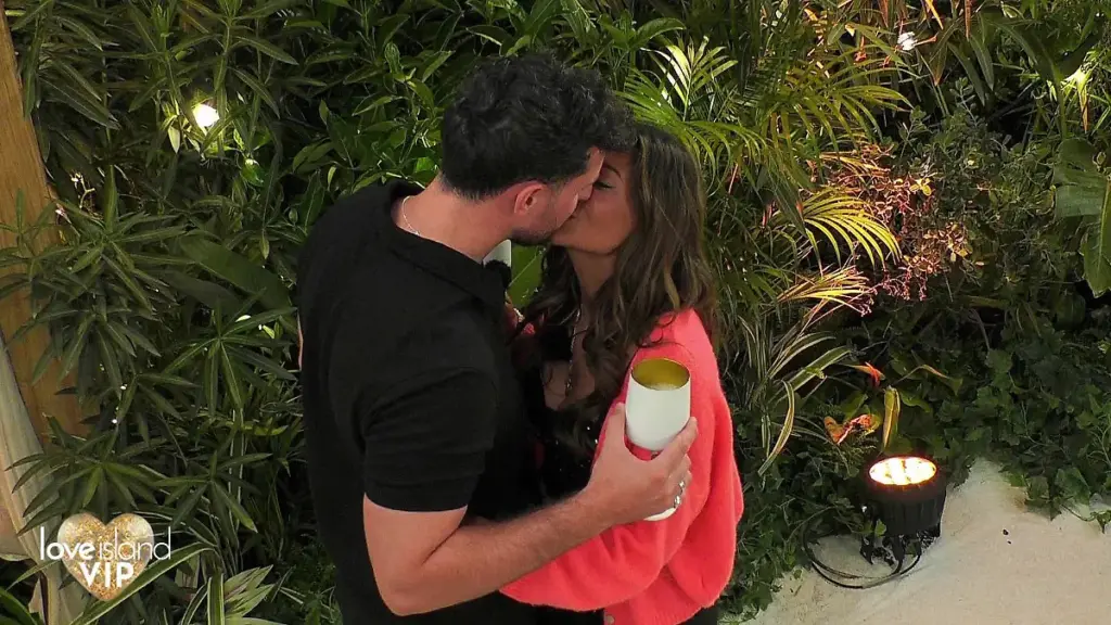 Love Island VIP: Jannik Kontalis spricht mit Eva über seine Familie