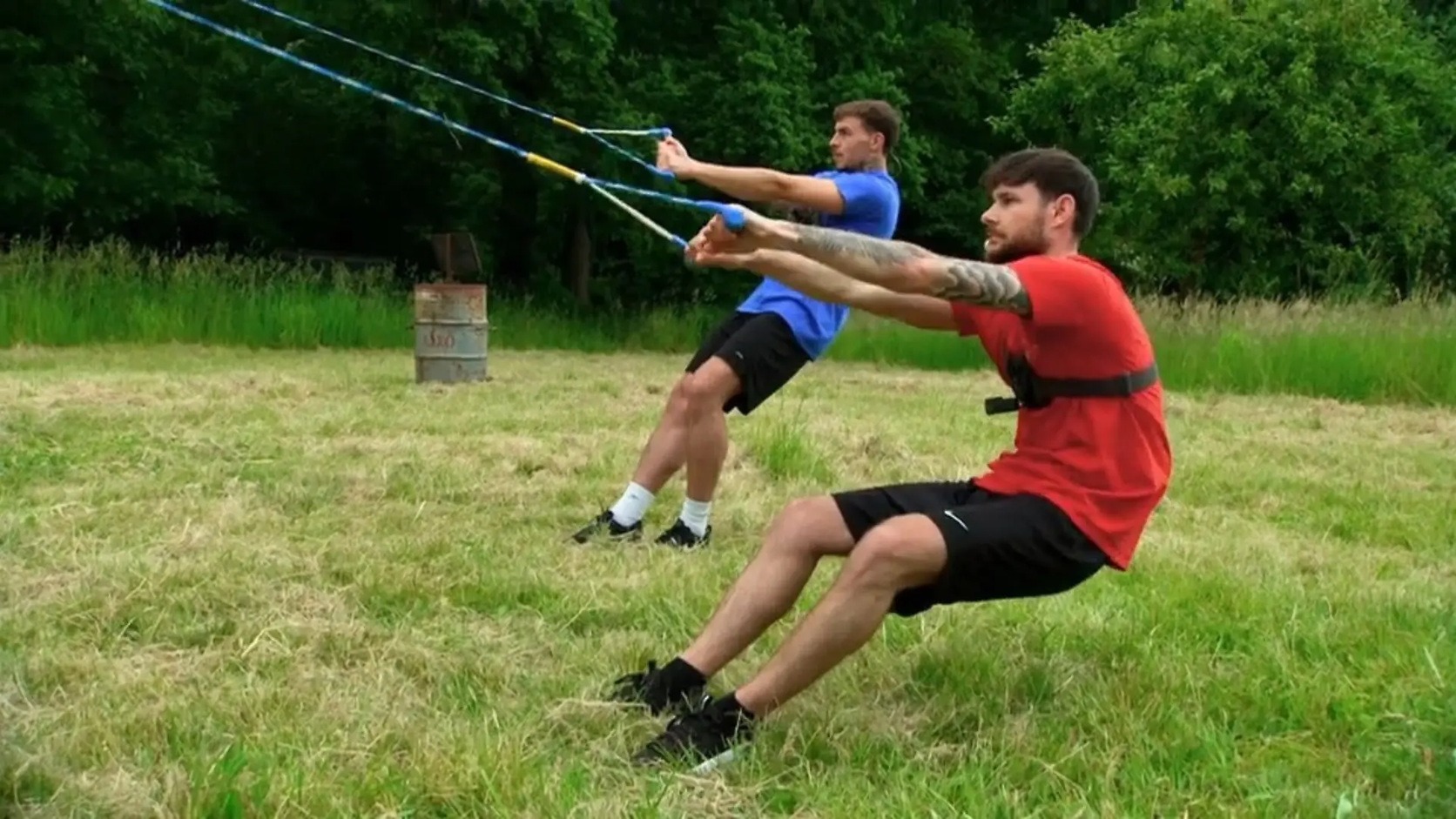 Tano und Sandro beim Spiel Korbleger im Sommerhaus der Stars 2026