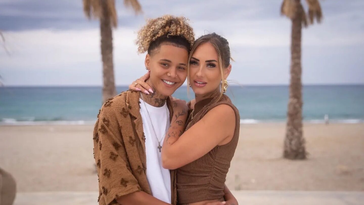 Chika und Carina am Strand für Temptation Island VIP