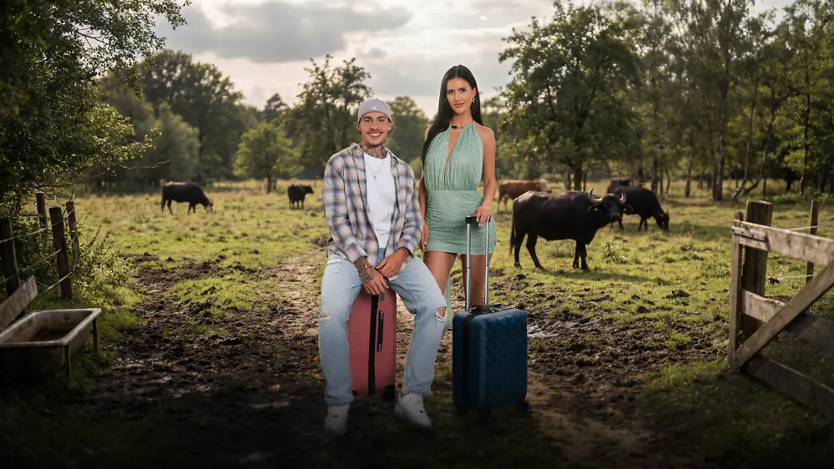 Anna and Tano in the official RTL promotional photograph for Sommerhaus 2026; not a still of the episode 5 games.