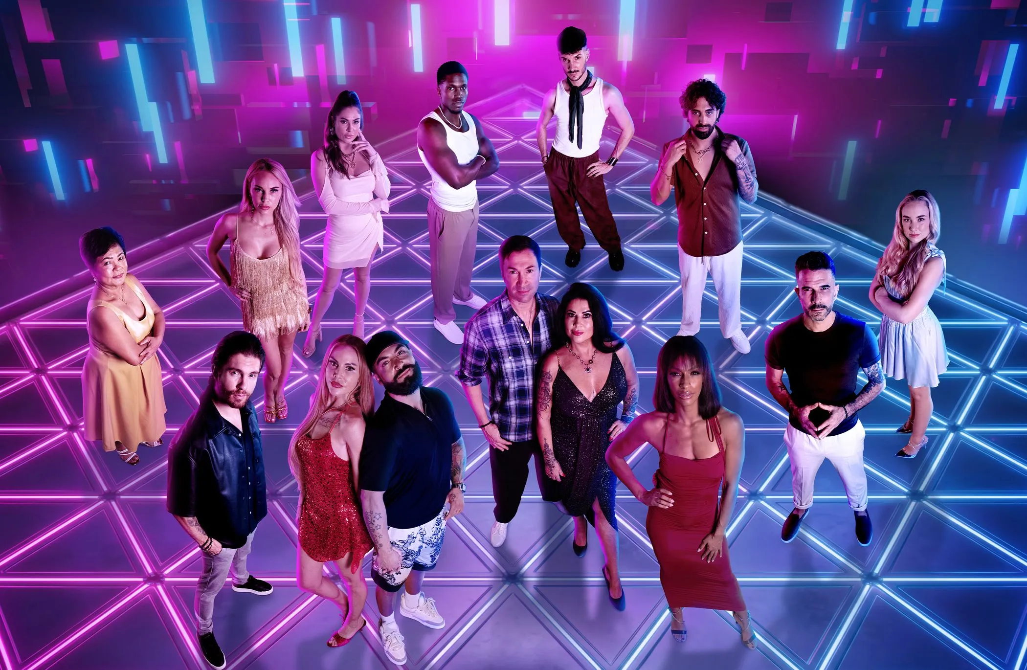 Die Teilnehmenden der zweiten The-Power-Staffel stehen vollständig auf einer neonbeleuchteten Bühne.