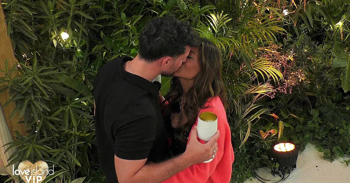 Eva Benetatou und Jannik Kontalis küssen sich bei Love Island VIP